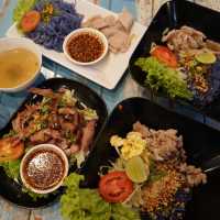 ก๋วยเตี๋ยวร้านดังเชียงใหม่ เส้นสีอัญชัน