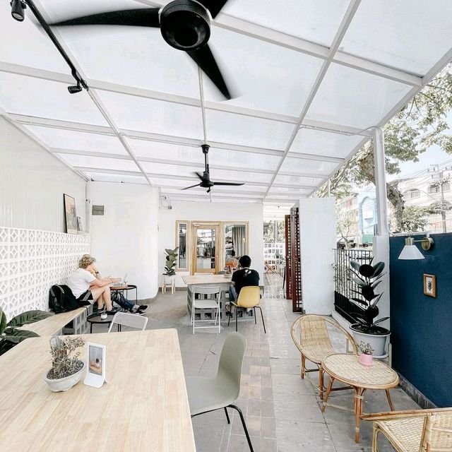 Human Cafe & Bar