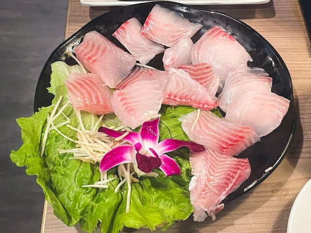 壽星台北火鍋首選～好食多涮涮鍋｜生日吃鍋超嗨！幾歲送幾隻蝦還再送同桌每人一盤肉｜用平價吃到多元湯頭新鮮海鮮 肉質軟嫩好吃不膩口｜台北火鍋推薦 