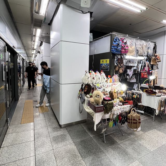 🇰🇷 Seoul subway seats and shops