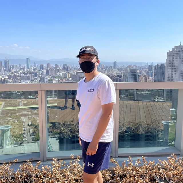 台中市政府大樓對面的景觀咖啡廳，100分的風景