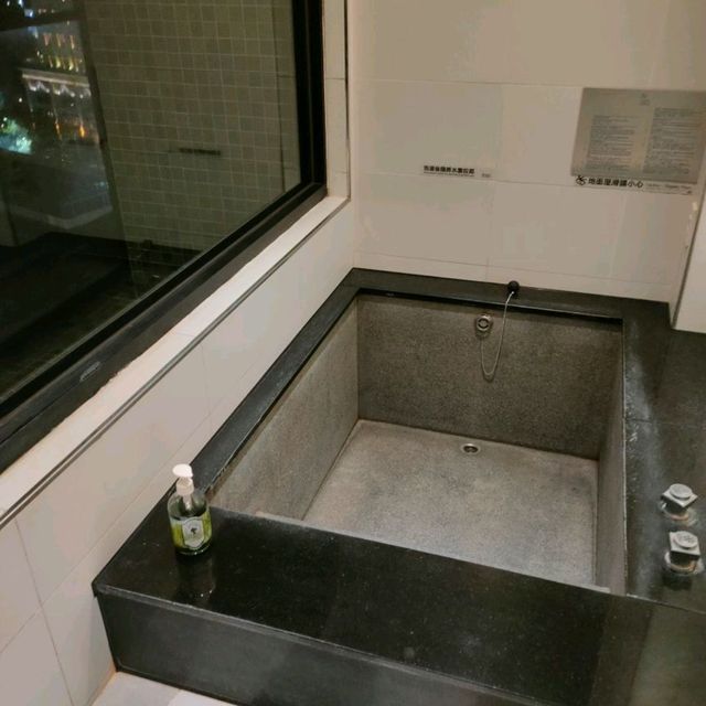 宜蘭礁溪誠闊渡假飯店四人房介紹（浴室拉簾發霉）