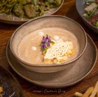 คาเฟ่กึ่งร้านอาหารสไตล์โฮมมี่ ย่านราไวย์ 
