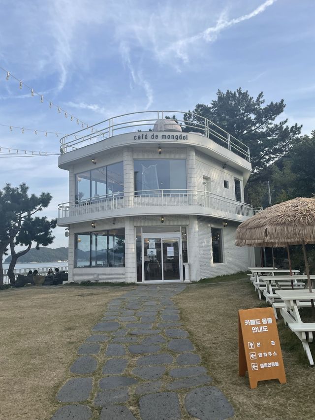 바다를 한눈에 담는 고즈넉 카페