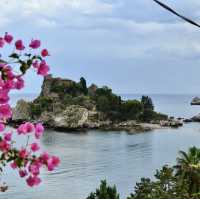 意大利西西里山城TAORMINA：高角度往下望絕美海中小島