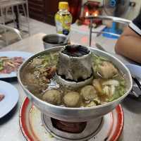 曼谷｜傳統炭燒牛雜火鍋🍲