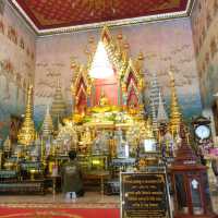 กราบไหว้ หลวงพ่อพระใส ณ วัดโพธิ์ชัย