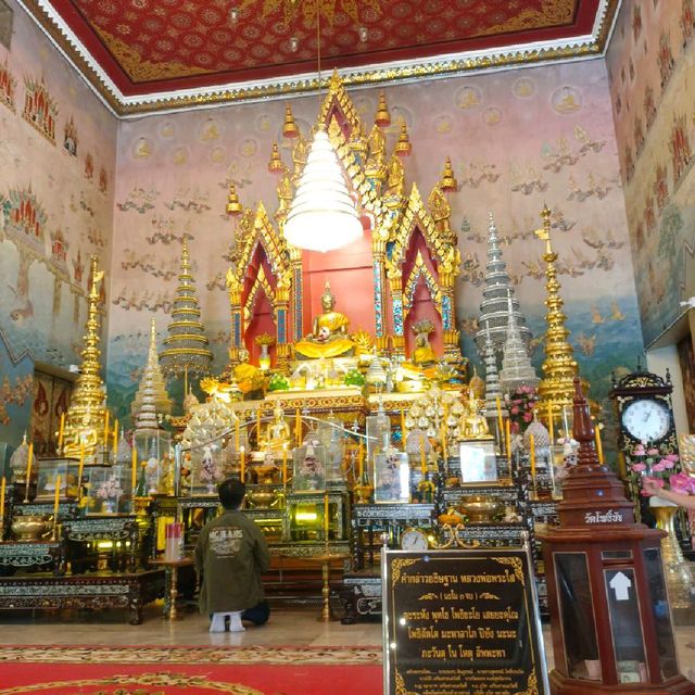 กราบไหว้ หลวงพ่อพระใส ณ วัดโพธิ์ชัย