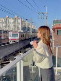 지하철이 보이는 서울 핫플 이색카페 ‘로로옴’