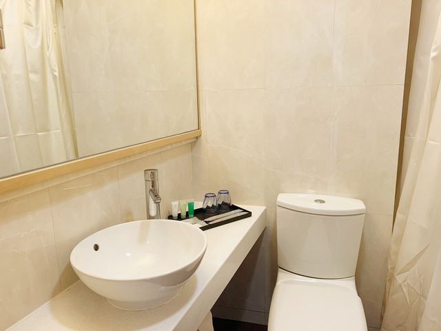 三百幾蚊都住到有Smart tv同浴缸嘅酒店🛀🏻
