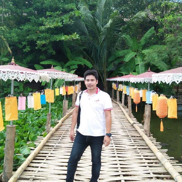 มุมถ่ายรูปกลางบึงบัวที่ “สะพานโต่วะ” วัดเจ็ดลิน จ.