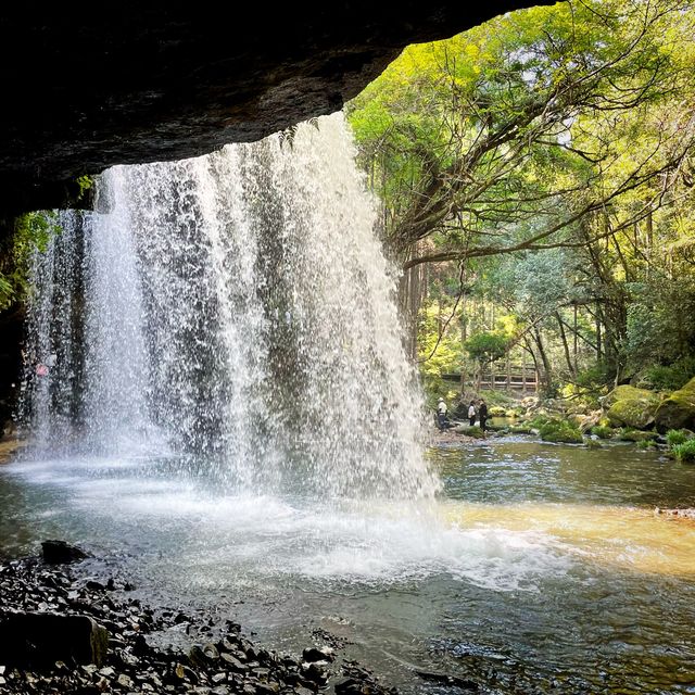 【熊本県】水のカーテンでマイナスイオンを浴びる！