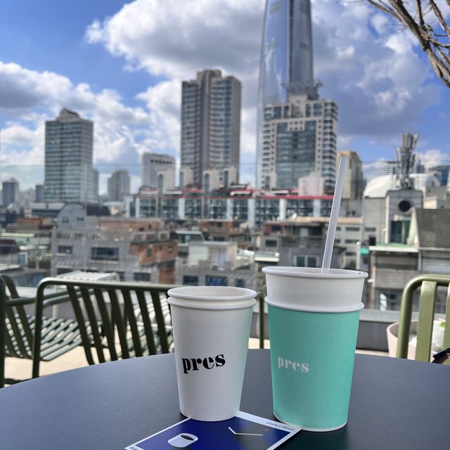 송리단길 루프탑 카페에서 롯데월드타워 바라보며 마시는 커피 한 잔☕️