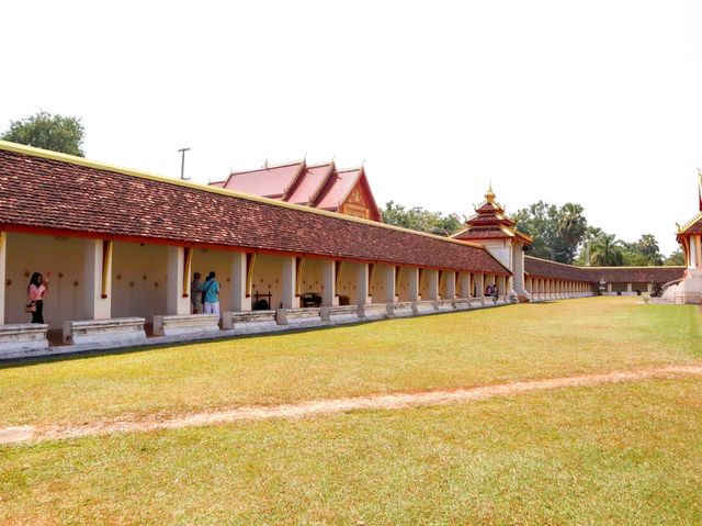เดินชมพระธาตุคู่เมืองเวียงจันทน์