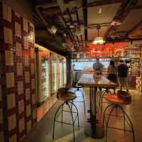 隱藏喺酒店地庫嘅型格美食廣場