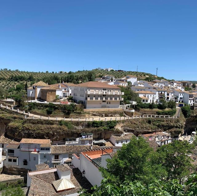 Setenil de las Bodegas สร้างบ้านใต้หินในสเปน