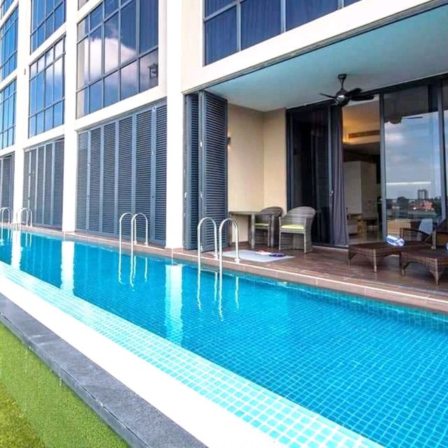 Swimming pool outside room 😱