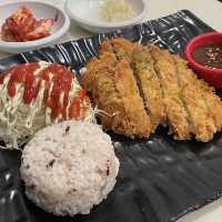 제주에서 맛보는 온육수와 흑돼지 수제 돈까스의 환상적인 조합