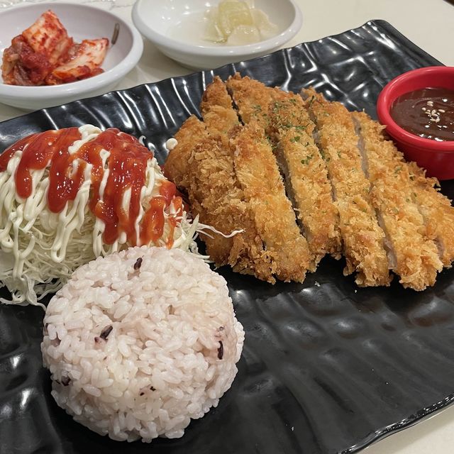 제주에서 맛보는 온육수와 흑돼지 수제 돈까스의 환상적인 조합