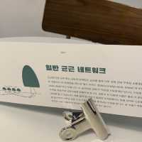    힙한 카페에서 합리적인 가격의 소품들도 구경할 수 있어요! 