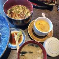 定食配烏東麵豉湯及海膽燉蛋