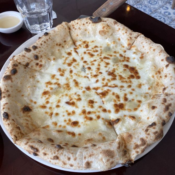 [가로수길 맛집] 도우가 즈쫀득쫀득한 화덕피자 맛집 지아니스나폴리 | 트립닷컴 서울 트래블로그
