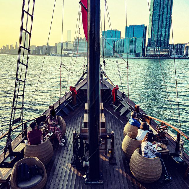 中式帆船上睇住維港海景及日落嘆下午茶