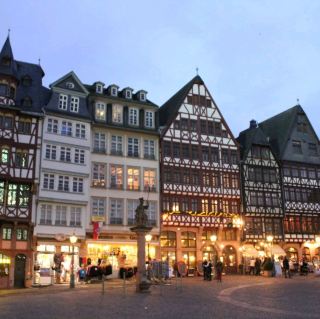 #Du lịch Châu Âu #Du lịch Đức #Du lịch Frankfurt #Quảng trường Römerplatz #Nữ thần công lý 

Römerplatz, biểu tượng của lịch sử và truyền thống Frankfurt
Phong cách nhà truyền thống của Đức vẫn được bảo tồn tốt, và ở trung tâm quảng trường có đài phun nước hình nữ thần công lý cầm thanh kiếm và cán cân.
Thưởng thức bia với xúc xích Đức tại một quán bar cổ kính có tầm nhìn ra quảng trường cũng là một thú vui khi đi du lịch😊