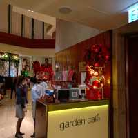 紅配綠加上金色基調，港麗酒店嬴！