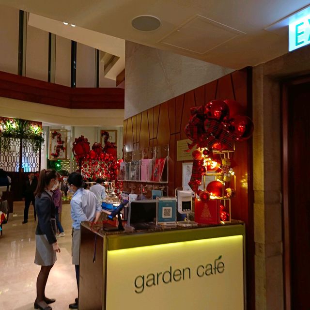 紅配綠加上金色基調，港麗酒店嬴！