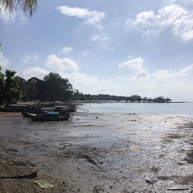 low key beach with a pier to Railey beach! 