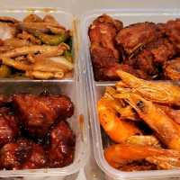 長龍兩餸飯店，排咗半小時至買😱好有鑊氣，東張西望也有介紹過㗎！