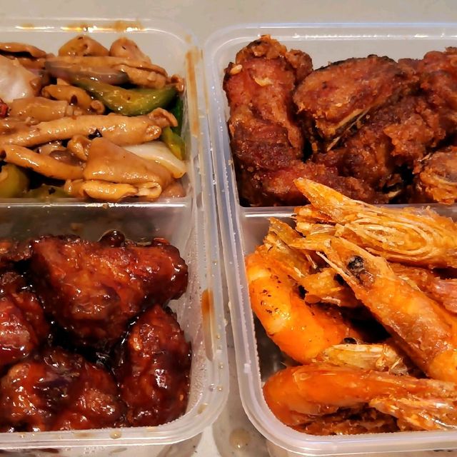 長龍兩餸飯店，排咗半小時至買😱好有鑊氣，東張西望也有介紹過㗎！