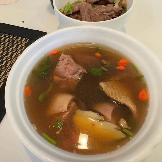 神聖的郭炎松牛羊肉燉湯