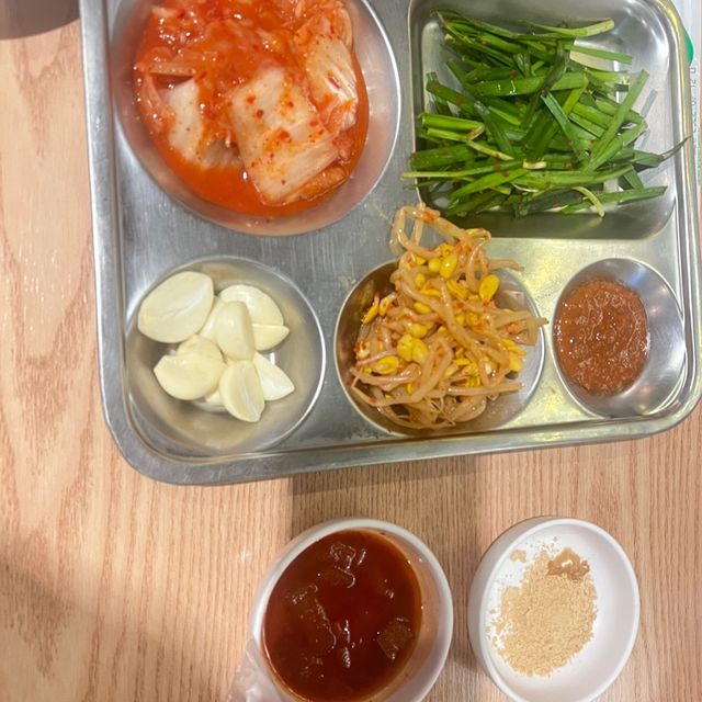🇰🇷韓国ソウル /地下鉄２号線ライン グイ駅💚絶品🥇サムギョプサルのお店 황금돼지🐷