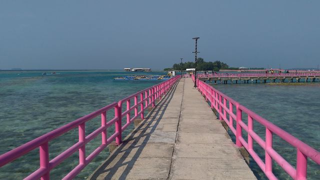 雅加達千島群島熱門的美麗小島緹洞島！粉紅色愛情橋非常推薦情侶一遊！