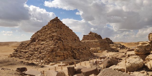 Unfillable pits, endless regrets - the Pyramid of Khufu.