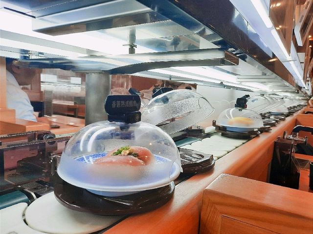 【新北】迴轉壽司初體驗|角落生物扭蛋|くら寿司 藏壽司 三重捷運路店