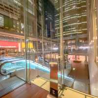 アイコニック東京汐留・夜のエレベーターホール
