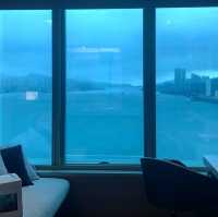 【180 無盡海景】個景好靚，咁岩間房可望到好遠 既海岸線，見到運貨船係山丘之中穿插，有啲唔似係香港