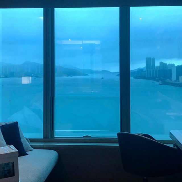 【180 無盡海景】個景好靚，咁岩間房可望到好遠 既海岸線，見到運貨船係山丘之中穿插，有啲唔似係香港