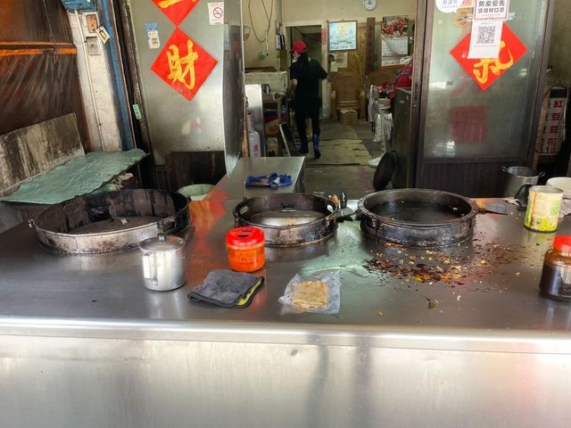 平凡古早味早餐早餐~銅鑼蛋餅煎包三義分店｜太晚起還買不到的古早味早餐｜厚實口感古早味特色 充滿飽足感