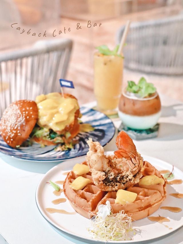 可愛熊仔打卡 Cafe  好耐無同閨蜜見面 諗住約佢去間特別啲嘅餐廳等佢開心吓 呢間餐廳有堆熊仔打卡位都幾得意  不過可惜中間有好多玻璃枱 影相有啲唔方便 同埋高咗上一層，建議嚟打卡嘅朋友 一喺著褲、