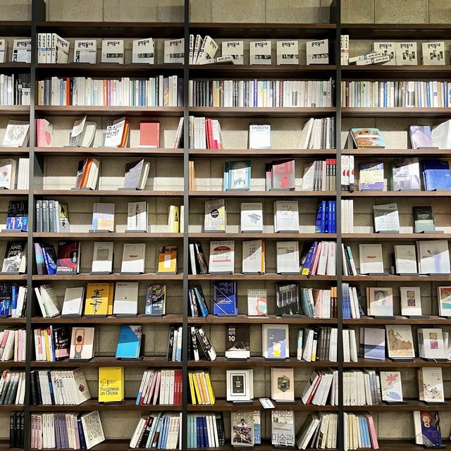 📚책 속에 파묻혀 커피를 홀짝이고 싶다면, 카페꼼마 합정점
