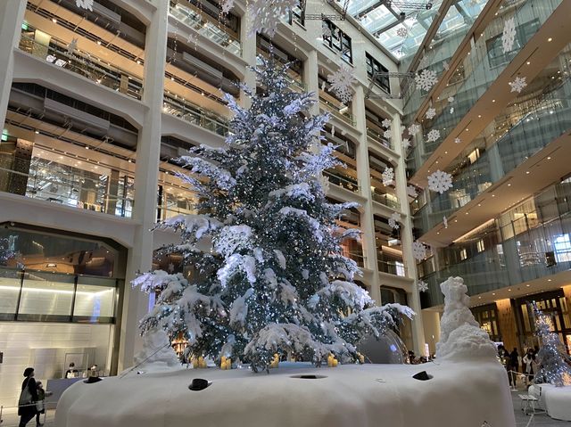 東京・丸の内。12mのクリスマスツリーが登場『WHITE KITTE 2022』