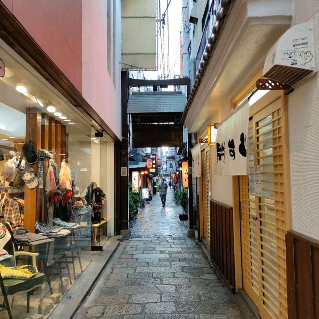 【大阪 法善寺】雨上がりの法善寺横丁✨