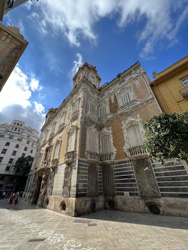 Gorgeous palace and ceramics in Valencia