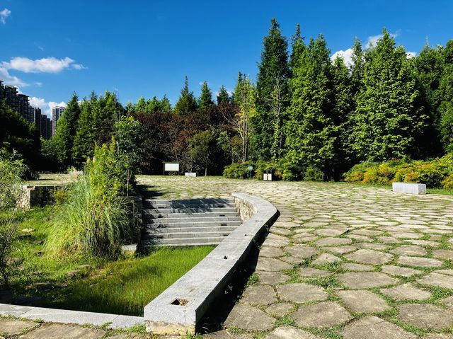 The Green Ribbon Square, Shilihetan, Huaxi 