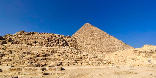 Unfillable pits, endless regrets - the Pyramid of Khufu.
