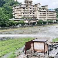【鳥取県:三朝】三徳川のすぐそばを流れる三朝温泉のシンボル河原風呂。